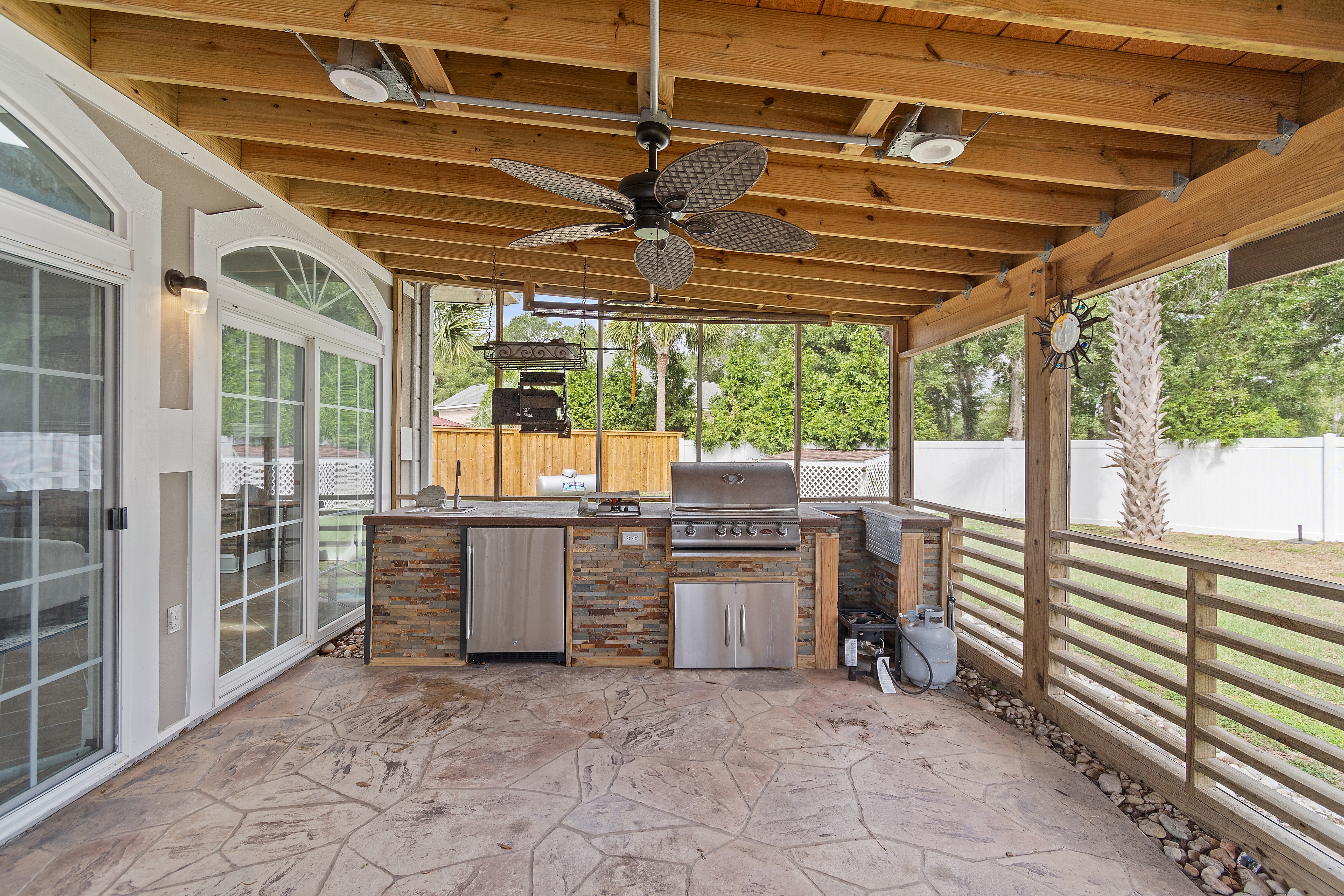 100532548 | Photo 13